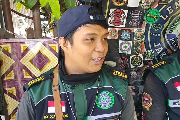Iky (23), pengemudi ojek online (ojol) yang terpaksa menurunkan penumpang di flyover Klender, Duren Sawit, Jakarta Timur, karena tidak menggunakan helm pada Kamis (14/9/2023) pagi.
