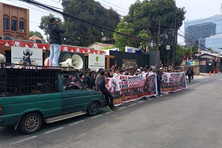 Demo di PN Jaksel, Massa Minta Hakim Tolak Praperadilan Febrie Adriansyah