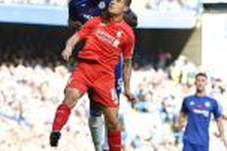 Ramires dan Philippe Coutinho berduel saat Chelsea menjamu Liverpool, Sabtu (31/10/2015).