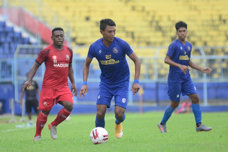 Pemain Arema FC, Dedik Setiawan menyumbang dua gol saat latih tanding bersama Madura United yang berakhir dengan skor 2-2 di Stadion Kanjuruhan Kepanjen Kabupaten Malang, Jawa Timur, Senin (15/03/2021) sore.