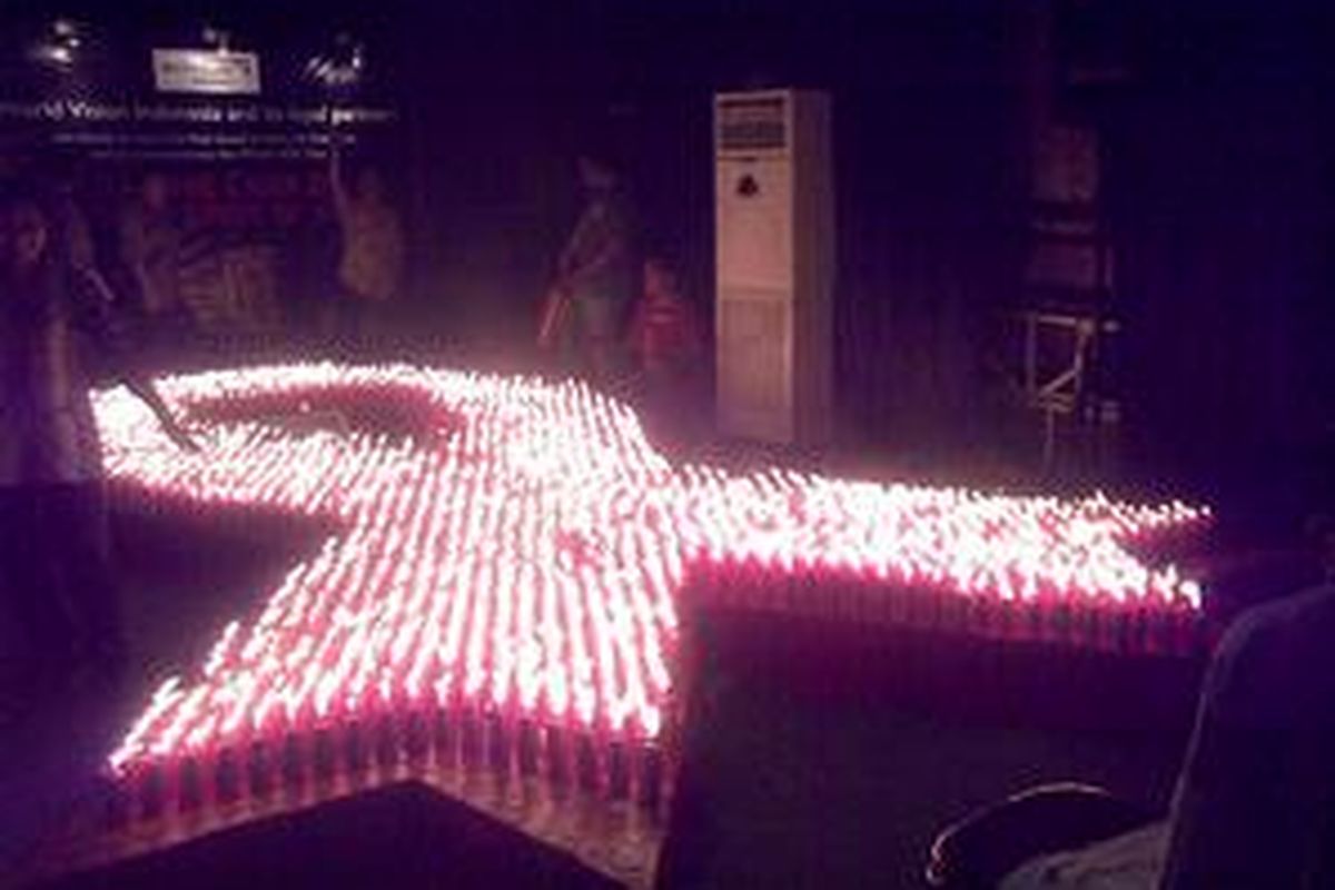 Seribu lilin dinyalahkan dalam acara peringatan Hari AIDS sedunia di Pacific Place Jakarta, Selasa (30/11) sebagai simbol kepedulian terhadap para penderita HIV/AIDS. 