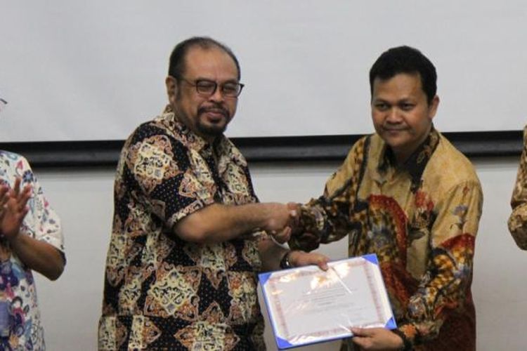 Direktur Pembinaan Kelembagaan Perguruan Tinggi Kementerian Riset dan Teknologi Pendidikan Tinggi (Kemenristekdikti) Totok Prasetyo secara simbolis menyerahkan surat keputusan akreditasi A kepada Rektor UMN, Ninok Leksono, di Universitas Multimedia Nusantara, Tangerang (19/1/2017).