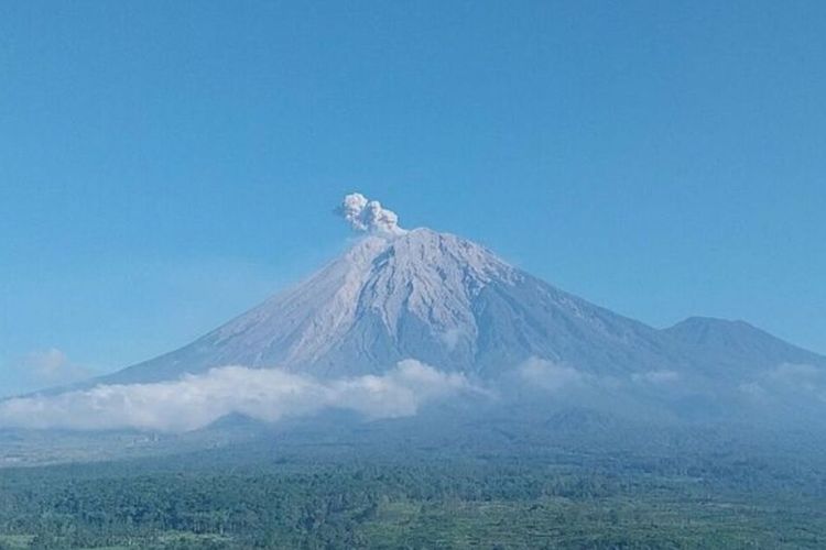 Gunung Semeru Berstatus Siaga, BPBD Lumajang Pasang 12 CCTV dan 4 Sirine di Kawasan Semeru