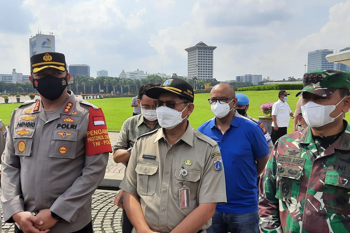Sekretaris Daerah (Sekda) DKI Jakarta Marullah (ketiga dari kanan) saat apel di Monumen Nasional, Minggu (2/5/2021). Ia didampingi Kapolres Jakarta Pusat Kombes Hengki Haryadi dan Dandim Jakarta Pusat Kolonel Luqman Arief.