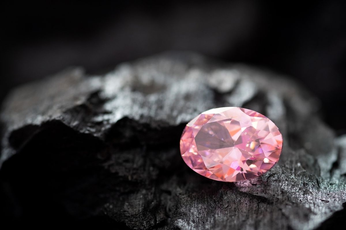 Ilustrasi berlian merah muda. Berlian berwarna merah muda adalah jenis batu berlian yang langka.