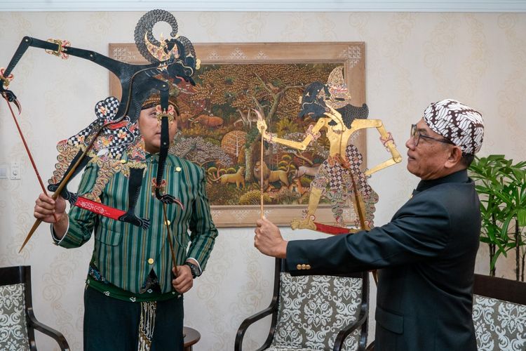 Kepala Staf Presiden Moeldoki bermain wayang dengan perwakilan seniman wayang di gedung Bina Graha Jakarta, Kamis (21/7/2022). 