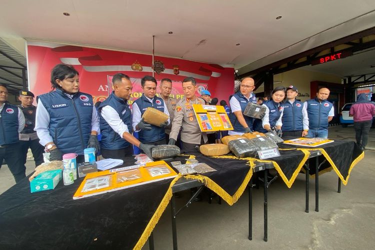 Kapolres Cimahi, AKBP Aldi Subartono bersama jajaran Satres Narkoba saat gelar perkara di Mapolres Cimahi, Senin (26/1/2024).
