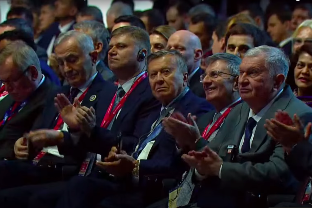 Para tamu SPIEF 2025 di St Petersburg Rusia bertepuk tangan menyambut pidato Prabowo. (YouTube Sekretariat Presiden)