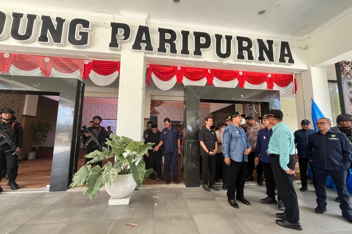 PECAH—Kaca pintu utama ruang sidang DPRD Kota Madiun pecah akibat diamuk massa setelah kericuhan terjadi di tengah unjuk rasa menuntut keadilan atas kematian pengemudi ojek online, Affan Kurniawan, Sabtu (30/8/2025).