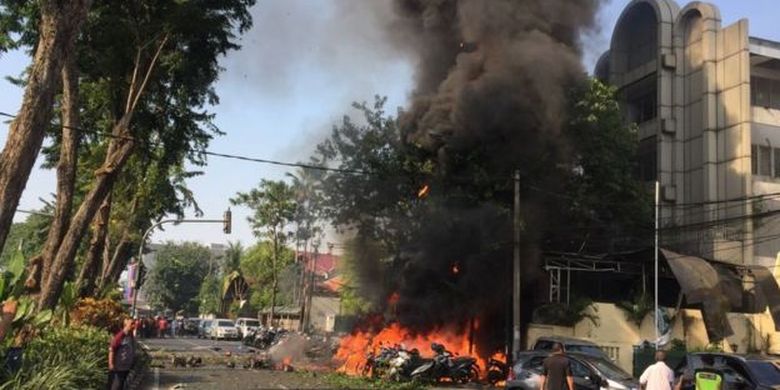 Foto berasal dari sumber Pemerintah Surabaya yang menunjukkan detik-detik setelah ledakan bom bunuh diri di Gereja Pantekosta di Surabaya (13 Mei 2018) 
