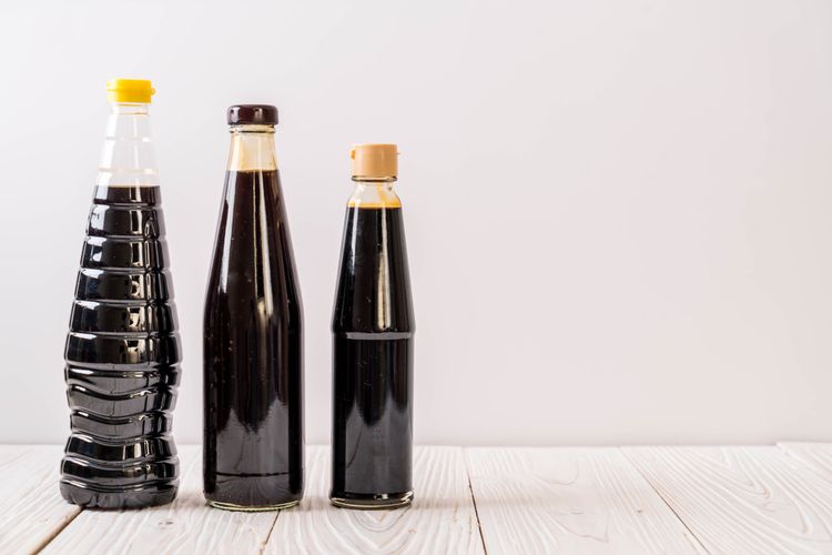 Ilustrasi beragam jenis kecap dalam botol. 