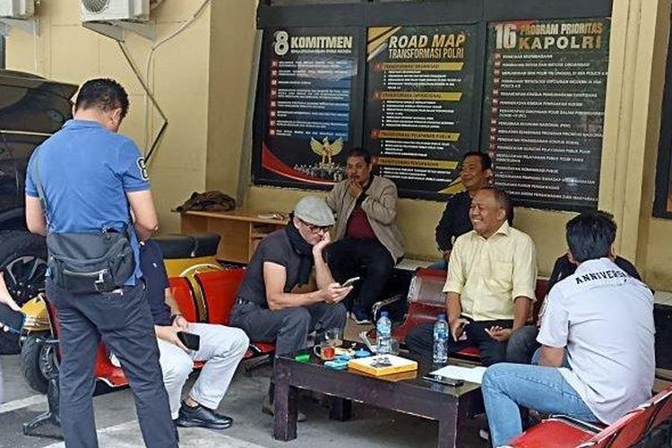 Warga negara asing (WNA) asal Australia berinisial BCAA (duduk, pakai topi) saat berada di Polrestabes Bandung, Sabtu (29/4/2023).  BCAA ditangkap karena meludahi imam masjid di Bandung.

