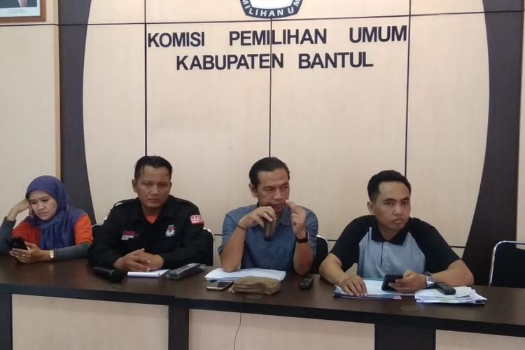 Komisioner KPU Bantul di Kantor KPU Bantul Saat Memberikan Keterangan Terkait Pemungutan Suara Ulang (PSU) dan Pemilihan Umum Lanjutan (PSL), Minggu (21/4/2019) petang