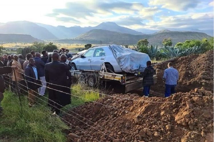 Tshekede Bufton Pitso, seorang poliisi berpengaruh di Afrika Selatan, saat dimakamkan bersama dengan mobil Mercedes E500 kesayangannya.