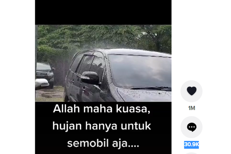 Tangkapan layar video hujan lokal satu mobil di parkiran Bekasi, Jawa Barat.