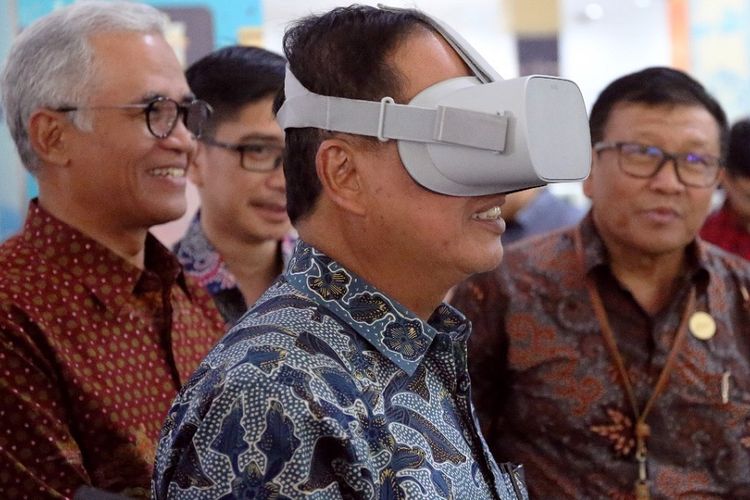 Menristekdikti Mohamad Nasir didampingi Dirjen Risbang Muhammad Dimyati dan Kepala BPPT Hammam Riza dalam peresmian Cimahi Techno Park di Kota Cimahi, Jawa Barat, Selasa (24/9/2019).