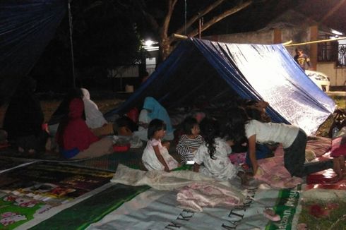 Trauma Gempa Susulan, Warga Bermalam di Tenda Darurat
