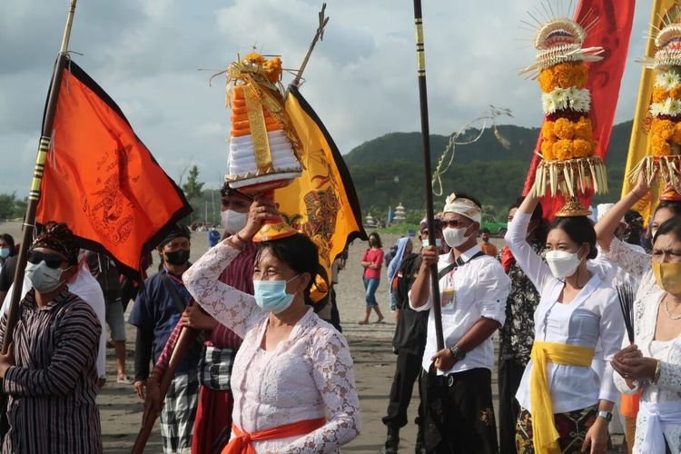 Upacara Melasti di Pantai Parangkusumo, Bantul, Minggu (27/2/2022)