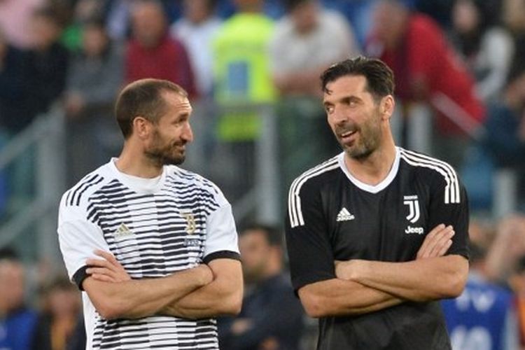 Giorgio Chiellini dan Gianluigi Buffon dalam pertandingan AS Roma vs Juventus pada lanjutan Liga Italia Serie A yang digelar di Stadion Olimpico, 13 Mei 2018.