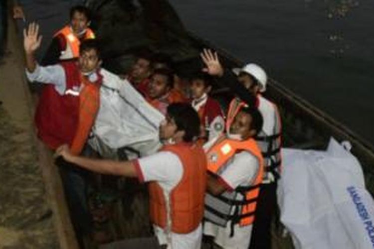 Sebanyak 65 orang tewas setelah sebuah kapal feri tenggelam di sebuah sungai di Banglades.