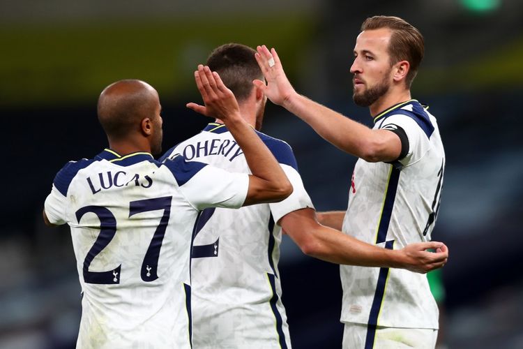 Striker Harry Kane (kanan) saat merayakan gol yang ia cetak ke gawang Maccabi Haifa pada laga play-off Liga Europa, Tottenham vs Maccabi Haifa, di Stadion Tottenham Hotspur, Kamis (1/10/2020) atau Jumat dini hari WIB.