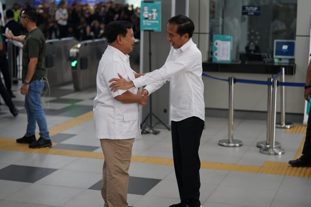 Presiden Joko Widodo bertemu calon presiden, Prabowo Subianto di Stasiun MRT Lebak Bulus, Jakarta Selatan, Sabtu (13/7/2019). 