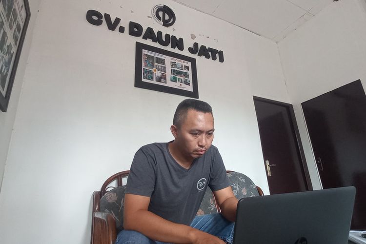 Direktur CV Daun Jati Indra Irawadi ditemui Kompas.com di kantornya di Jalan Ir. Soekarno, Jatinangor, Sumedang, Jabar, Jumat (22/7/2022). AAM AMINULLAH/KOMPAS.com