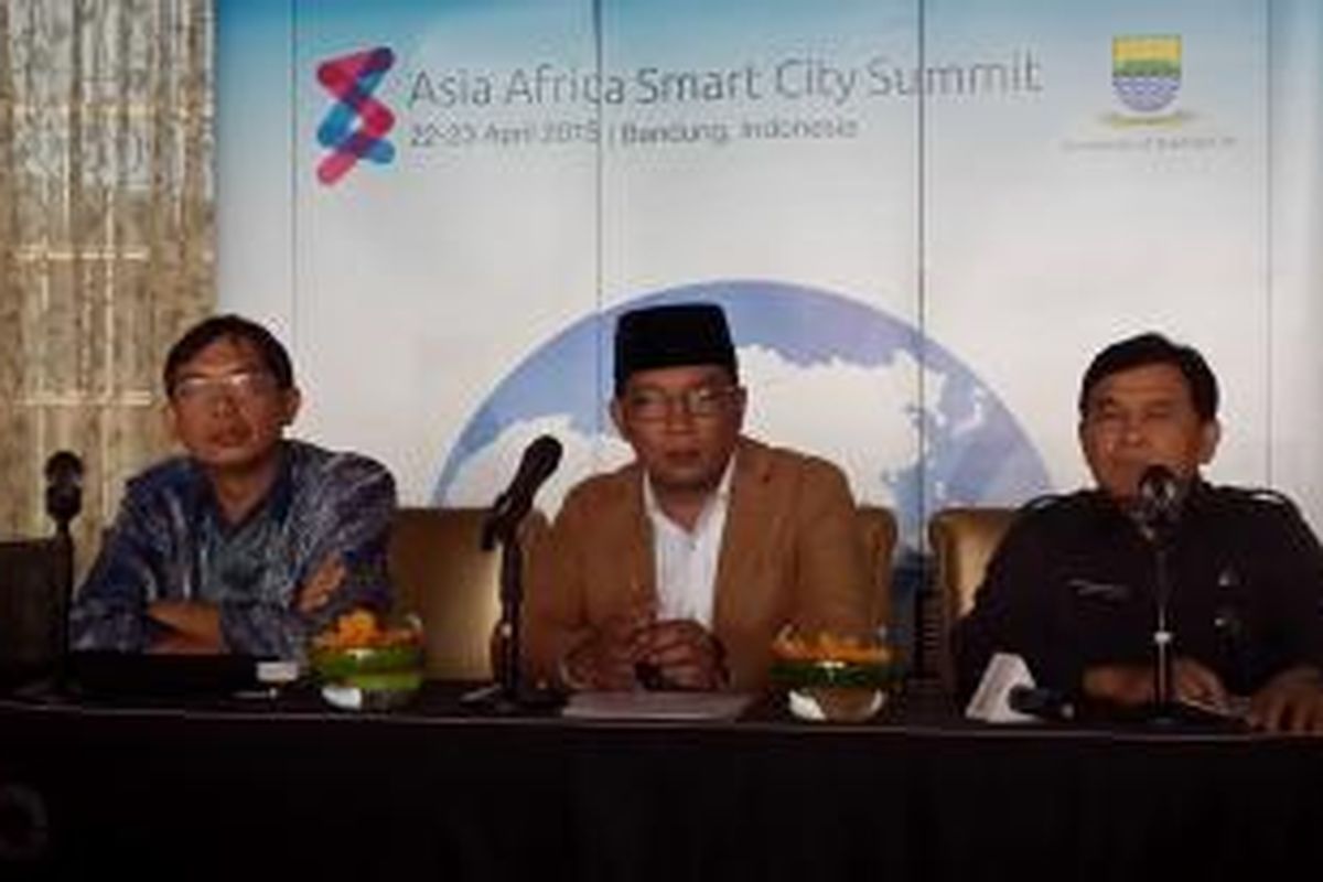 Wali Kota Bandung Ridwan Kamil didampingi General Chairman Asia Afrika Smart City Summit 2015, dan Kepala Dinas Kominfo Kota Bandung Aos Bintang saat memberi keterangan pers, di Trans Luxury Hotel, Bandung, Selasa (21/4/2015). 