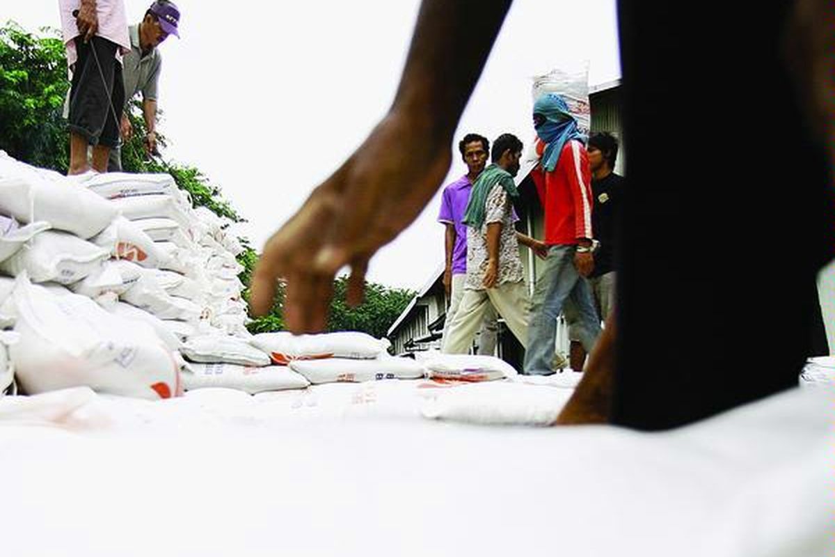 Sebanyak 32 ton beras untuk rakyat miskin (raskin) didistribusikan dari gudang Bulog, Kelapa Gading, Jakarta, ke Bogor, Jawa Barat, Selasa (6/1). Perum Bulog berencana akan memulai ekspor beras pada kuartal III-2009 bila Indonesia surplus produksi beras mencapai 5 juta ton.  