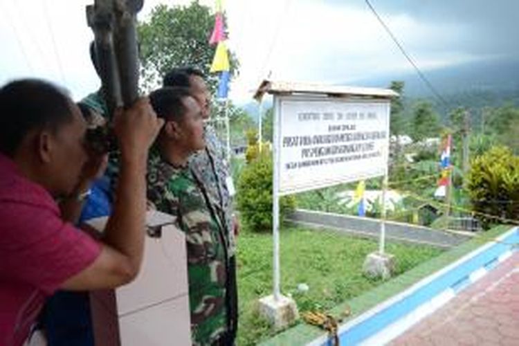 Sejumlah warga menggunakan teropong melihat pemandangan Gunung Slamet di Pos Pengamatan di Desa Gambuhan, Pemalang, Jawa Tengah.

