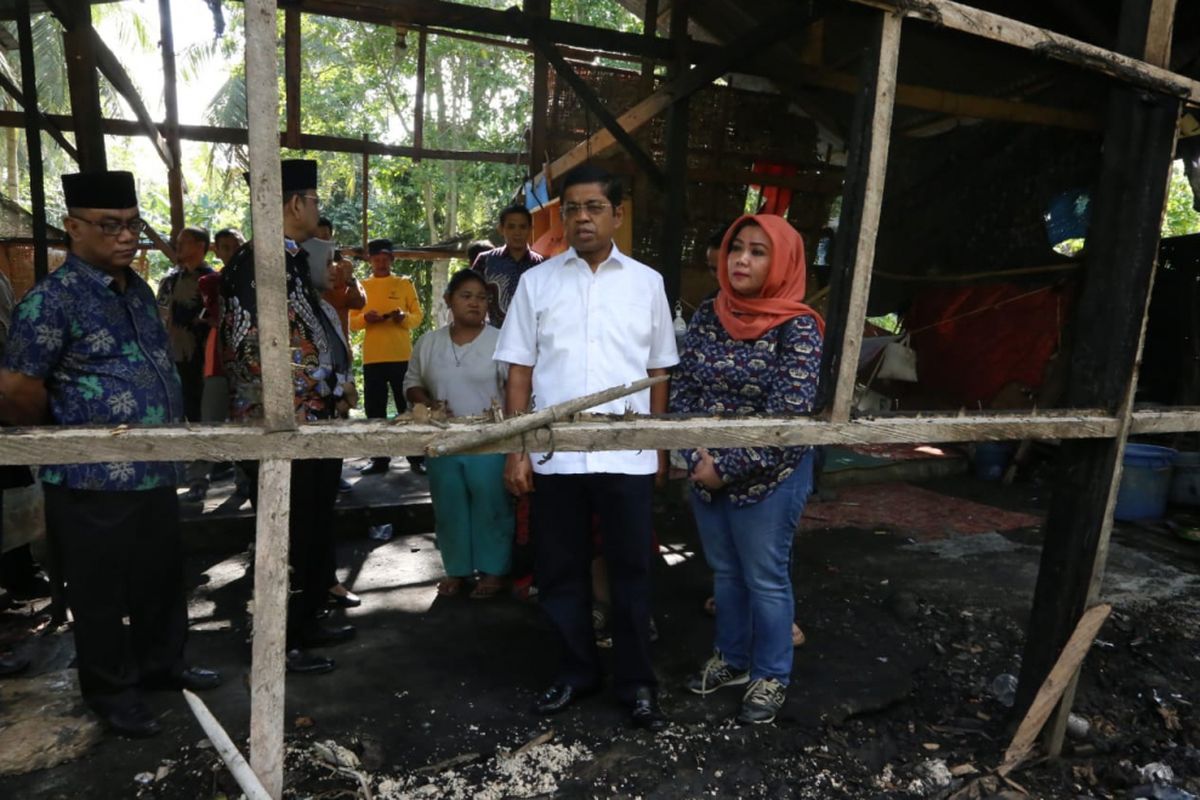 Menteri Sosial Idrus Marham mengunjungi rumah keluarga korban kebakaran di Pinrang, Sulawesi Selatan.