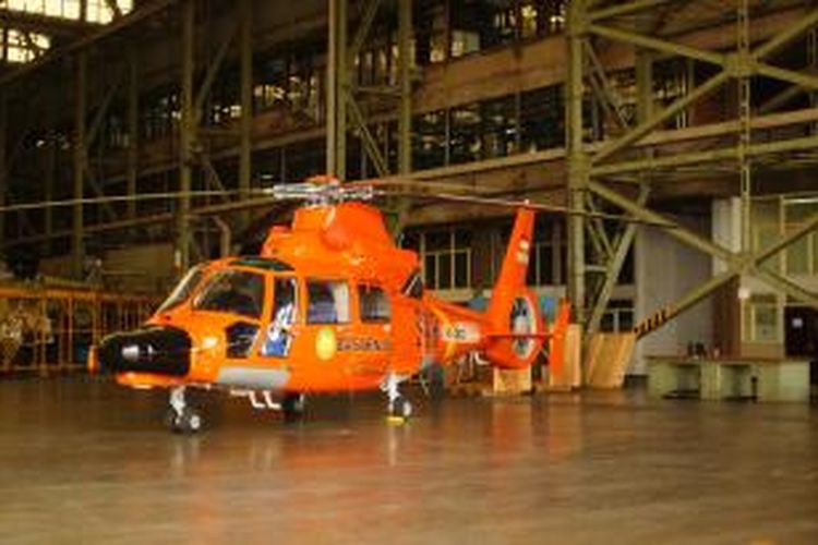 Helikopter Basarnas, Dauphin, hasil perakitan (assembling) PT Dirgantara Indonesia, Bandung, Jumat (14/2/2014). Helikopter ini adalah produksi Airbus, dan kemudian dirakit PTDI.