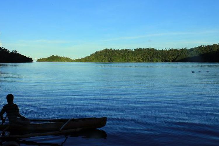 Ketenangan air laut di beberapa tempat di Kabupaten Kepulauan Sangihe, Sulawesi Utara, membuat daerah ini menjadi lokasi wisata bahari yang potensial dikunjungi wisatawan.