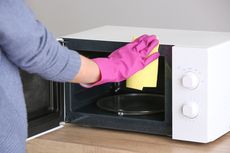 7 Bahan Alami yang Ampuh Menghilangkan Bau Tak Sedap di Microwave