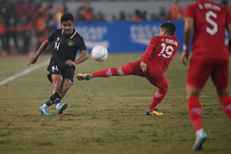 Pesepak bola Timnas Indonesia Asnawi Mangkualam (kiri) berebut bola dengan pesepak bola Timnas Vietnam Nguyen Quang Hai dalam pertandingan leg 2 babak semi final Piala AFF 2022 di Stadion Nasional My Dinh, Hanoi, Vietnam, Senin (9/1/2023). Timnas Indonesia tak berhasil ke final setelah kalah dari Vietnam pada leg kedua semifinal Piala AFF 2022.