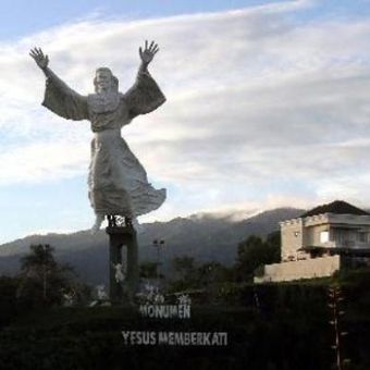 Patung Yesus Memberkati yang menjadi satu di antara icon Kota Manado berdiri di kawasan Ring Road, Manado, Sulawesdi Utara, Sabtu (9/2/2013). 