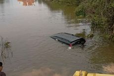 Nekat Terobos Banjir di Ketapang, Sebuah Mobil Masuk Sungai