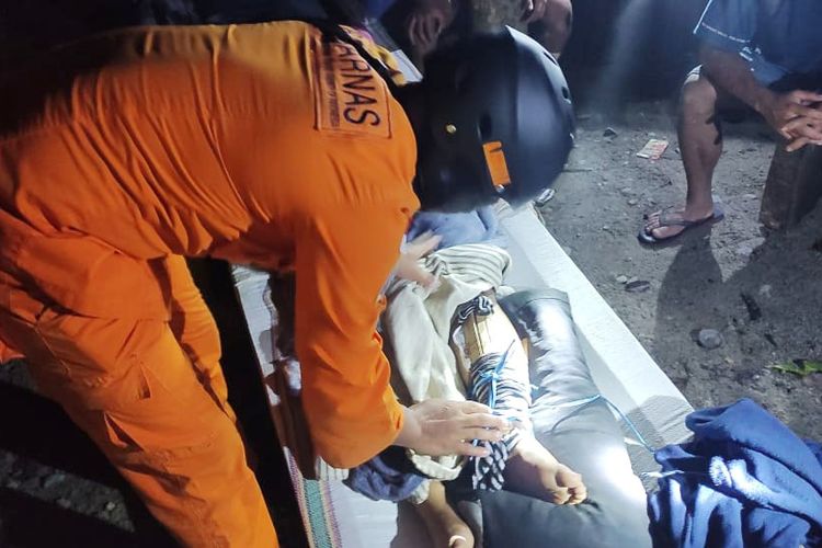 Salah seorang korban longsor mendapat pertolongan dari anggota Pencarian dan Pertolongan (KPP) Provinsi Gorontalo. Korban adalah penambang emas tradisional dan keluarganya yang tertimpa material longsor.