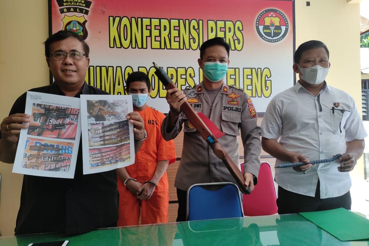 Polisi menunjukkan tersangka dan barang bukti kasus pencurian puluhan senapan angin di Kelurahan Sukasada, Kecamatan Sukasada, Kabupaten Buleleng, Provinsi Bali.