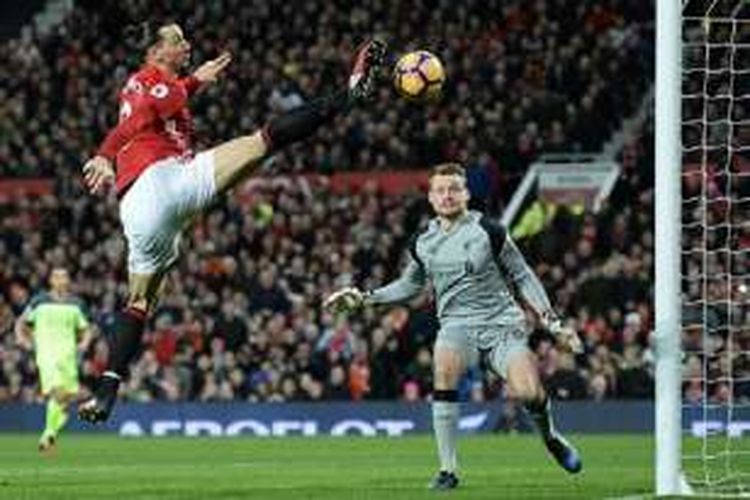Aksi striker Manchester United, Zlatan Ibrahimovic, saat mencoba menjebol gawang Liverpool yang dijaga SImon Mignolet pada laga Premier League di Old Trafford, Minggu (15/1/2017). 