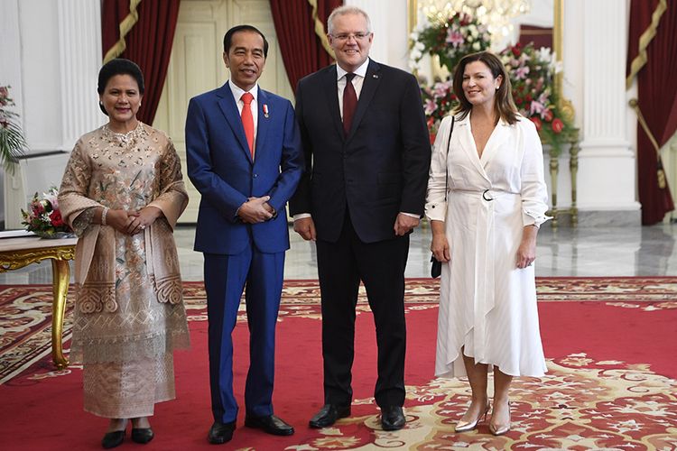 Presiden Joko Widodo (kedua kiri) didampingi Ibu Negara Iriana Joko Widodo (kiri) menyambut kunjungan kehormatan Perdana Menteri Australia Scott Morrison beserta istrinya Jenny Morrison di Istana Merdeka, Jakarta, Minggu (20/10/2019). Presiden Joko Widodo bertemu dengan sejumlah kepala negara sebelum dilantik sebagai Presiden 2019-2024.