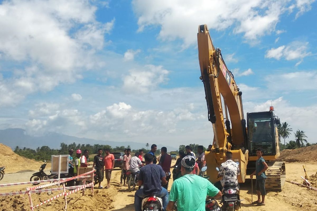 warga di Kecamatan Cot Gle, Aceh Besar melakukan aksi demonstrasi menghentikan aktivitas angkutan truk dan alat berat pada proyek pembangunan tol Aceh, Rabu (19/06/2019). 