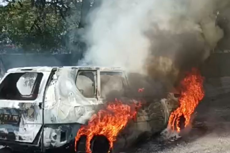 Sebuah minibus terbakar akibat korsleting listrik di Jalan Yos Sudarso, Jakarta Utara, Minggu (25/8/2024).