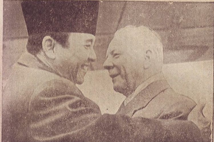Presiden Sukarno bersama petinggi Uni Soviet, Kliment Voroshilov, dalam kunjungan kenegaraan pada 1958.