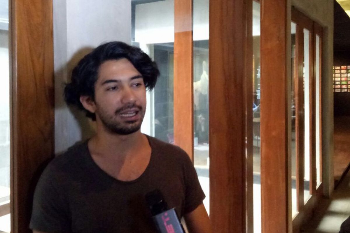 Reza Rahadian diwawancara setelah jumpa pers dan syukuran pementasan teater Perempuan Perempuan Chairil di Dia.Lo.Gue Kafe, Kemang, Jakarta Selatan, Sabtu (19/8/2017).