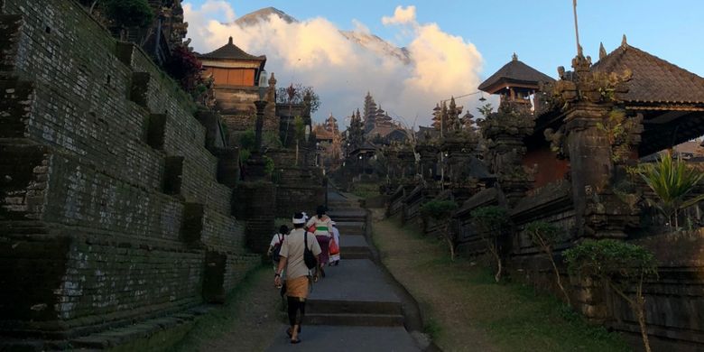 Pura Besakih, sebuah komplek pura yang terletak di Desa Besakih, Kecamatan Rendang Kabupaten Karangasem, Bali yang menjadi pusat seluruh kegiatan pura di Bali.