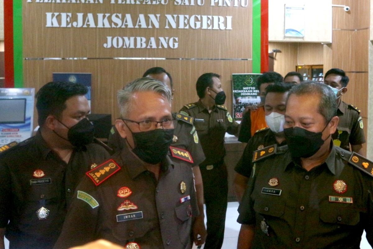 Imran, Kepala Kejaksaan Negeri (Kejari) Jombang, Jawa Timur, memberikan keterangan pers setelah menerima pelimpahan perkara kecelakaan yang dialami Vanessa Angel dan keluarganya, Senin (10/1/2021).