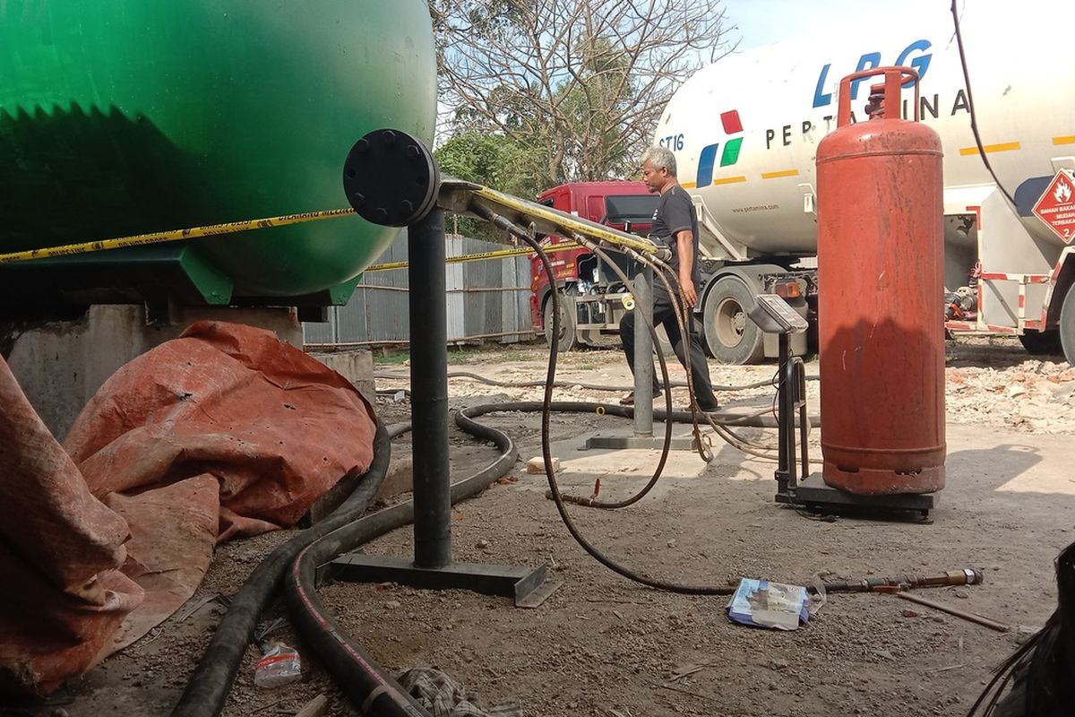 Tampak tabung bekas yang dimodifikasi untuk memindahkan gas bersubsidi ke tabung non subsidi. Kendaraan truk pengangkut gas elpiji subsidi diamankan Subdit Indag Ditreskrimsus Polda Jabar, Desa Tanjung, Patokbesi, Kabupaten Subang, Kamis (14/7/2022) dini hari sekitar pukul 03.00 WIB. Truk yang diamankan tersebut membawa gas elpiji bersubsidi sebanyak 20 ton dari kilang Eretan Indramayu, Jawa Barat dan rencananya akan dibawa ke SPBE Linggarjati Subang.
