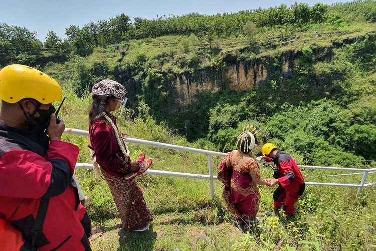 Pernikahan di dalam Gua Ngingrong, Wonosari, Gunungkidul Selasa (29/3/2022)