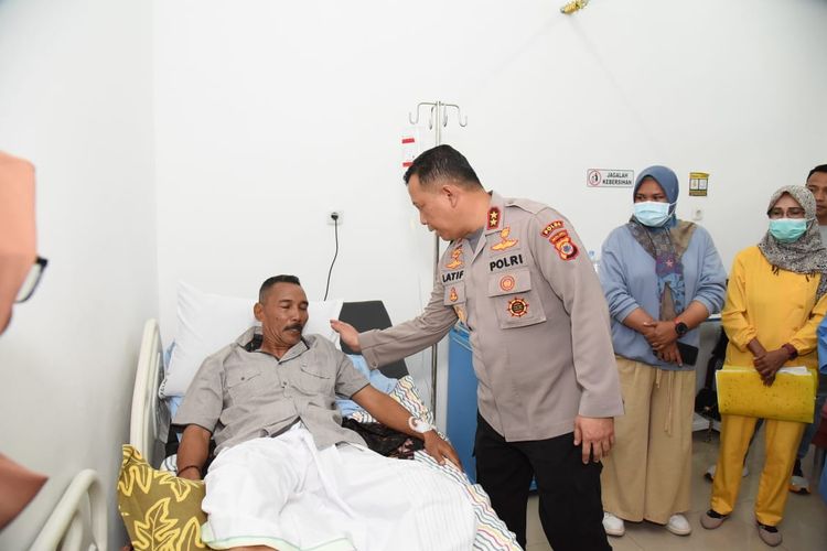 Kalolda Maluku Irjen Pol Lotharia Latif menjenguk Kepala Bagian Oprasional Polres Tual yang dirawat di Rumah Sakit Katel Sadsuitubun, Langgur Maluku Tenggara, Jumat (3/2/2023)
